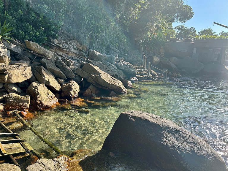 Costeira acesso ao mar, piscina e vista magnífica