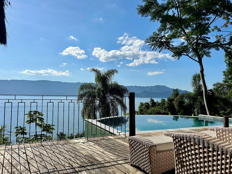 Costeira acesso ao mar, piscina e vista magnífica