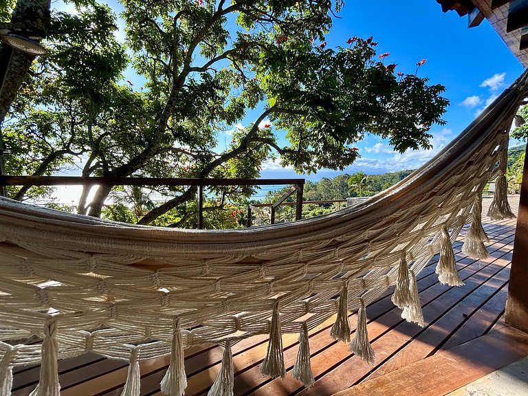 Vista magnífica e piscina de borda infinita