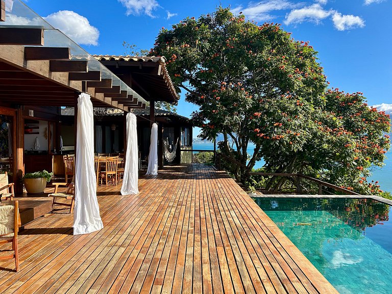 Vista magnífica e piscina de borda infinita