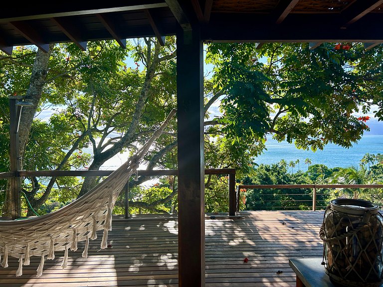 Vista magnífica e piscina de borda infinita