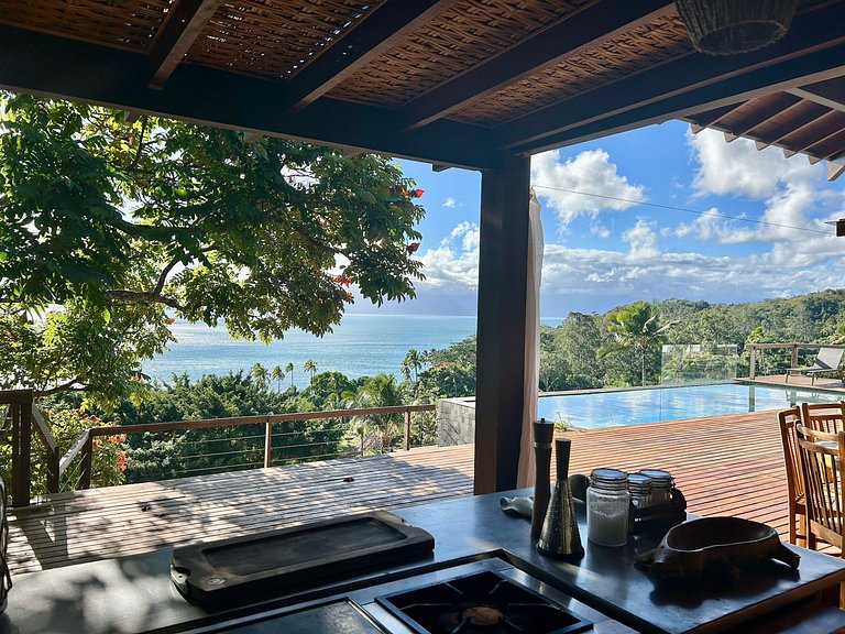 Vista magnífica e piscina de borda infinita