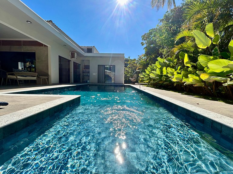 Casa moderna, condomínio pé na areia e piscina