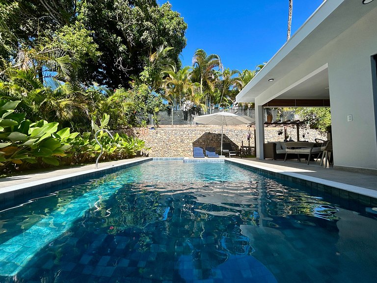 Casa moderna, condomínio pé na areia e piscina