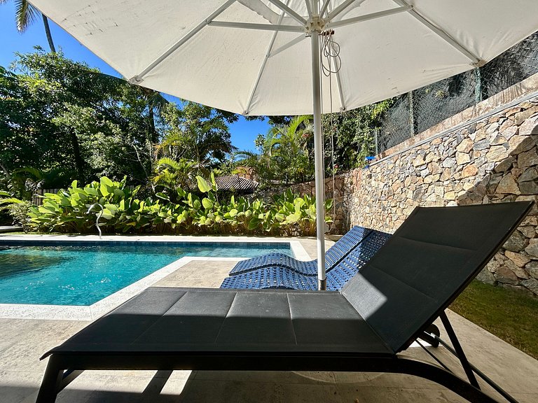 Casa moderna, condomínio pé na areia e piscina
