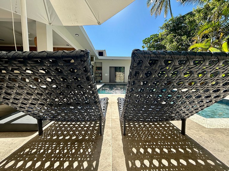 Casa moderna, condomínio pé na areia e piscina
