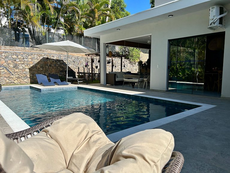 Casa moderna, condomínio pé na areia e piscina