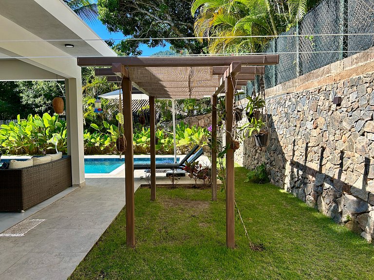 Casa moderna, condomínio pé na areia e piscina