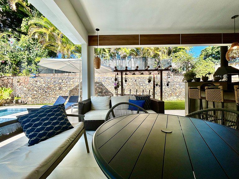 Casa moderna, condomínio pé na areia e piscina