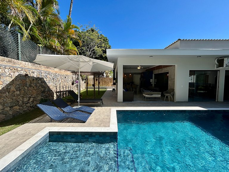 Casa moderna, condomínio pé na areia e piscina