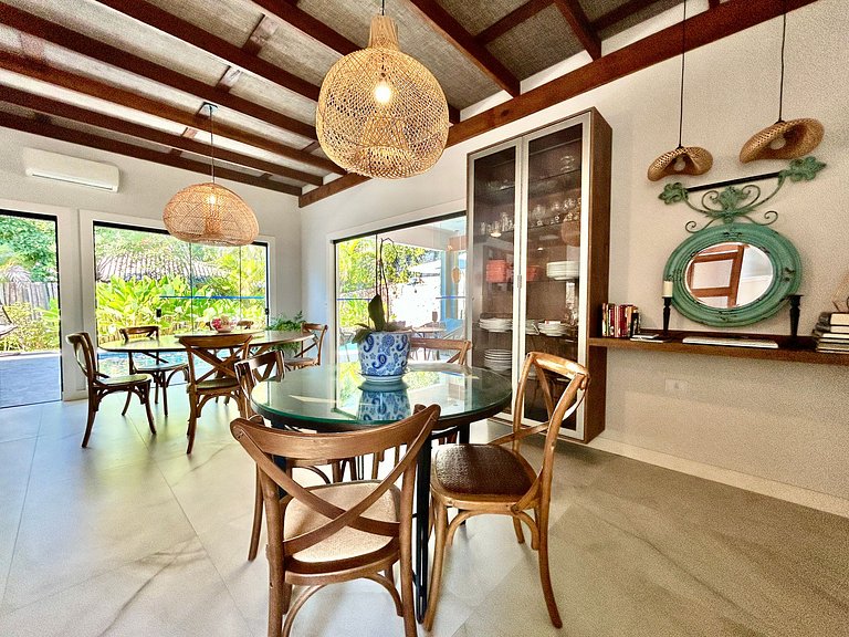 Casa moderna, condomínio pé na areia e piscina