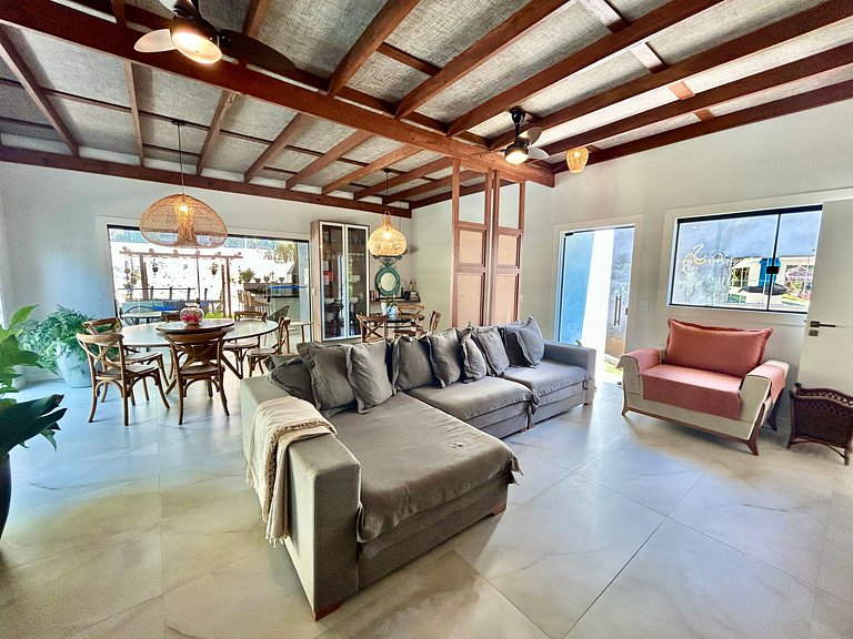 Casa moderna, condomínio pé na areia e piscina