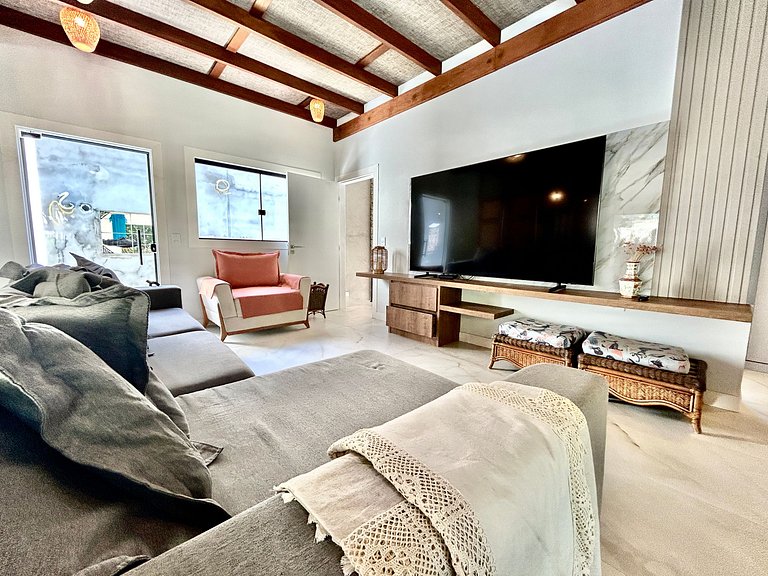 Casa moderna, condomínio pé na areia e piscina