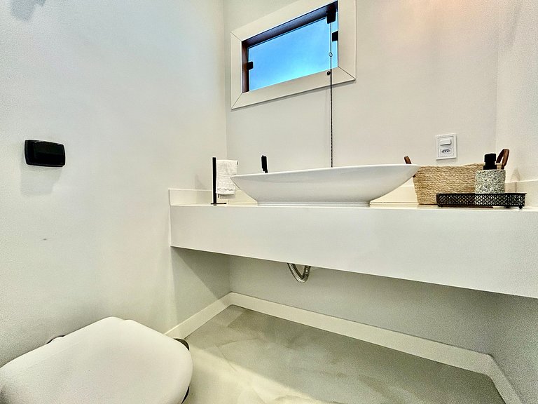 Casa moderna, condomínio pé na areia e piscina