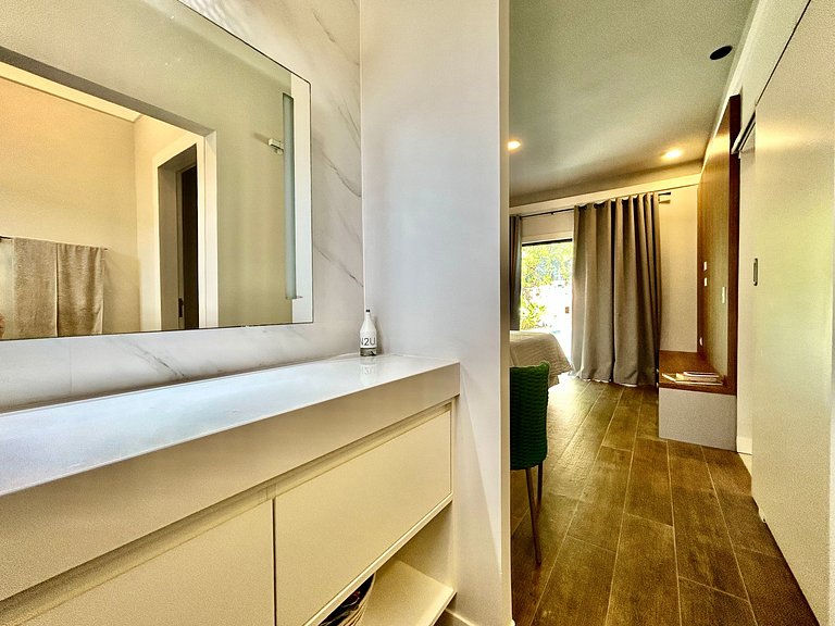 Casa moderna, condomínio pé na areia e piscina