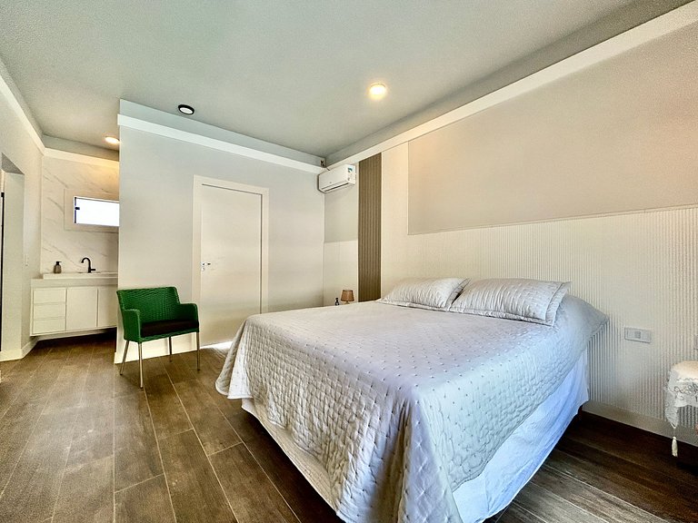 Casa moderna, condomínio pé na areia e piscina