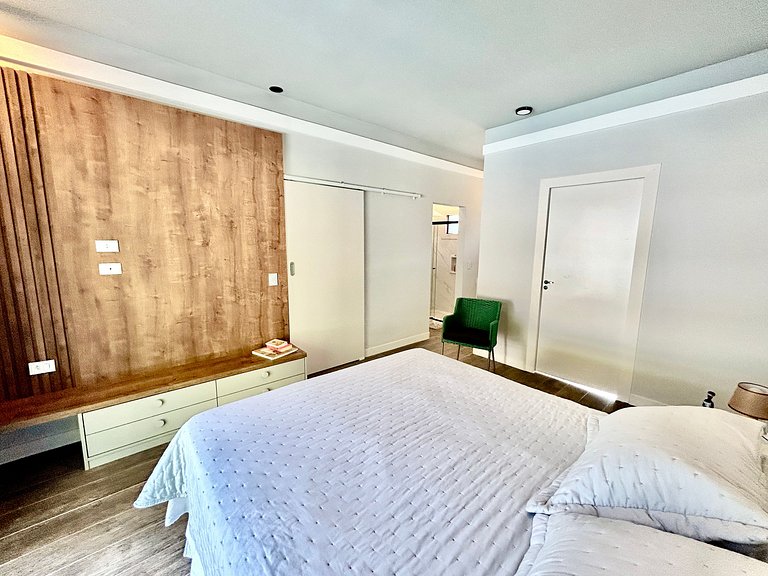 Casa moderna, condomínio pé na areia e piscina