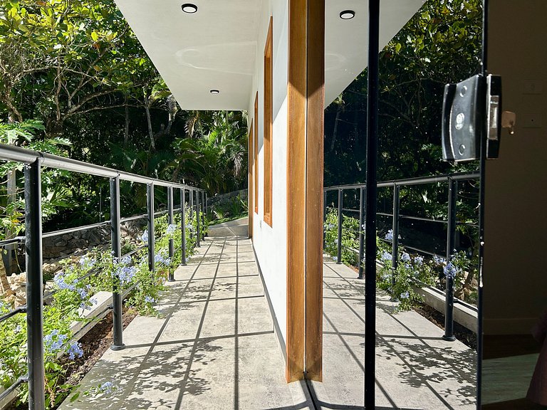 Casa moderna, condomínio pé na areia e piscina