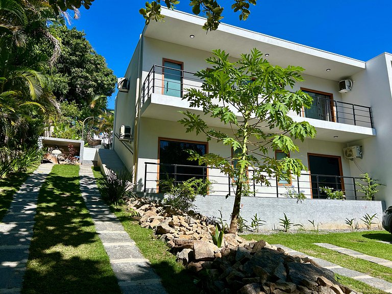 Casa moderna, condomínio pé na areia e piscina