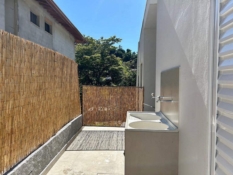 Casa moderna, condomínio pé na areia e piscina