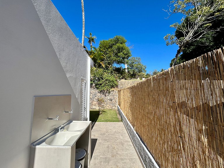 Casa moderna, condomínio pé na areia e piscina