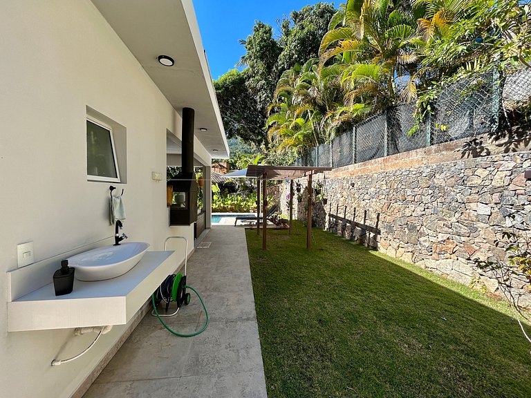 Casa moderna, condomínio pé na areia e piscina