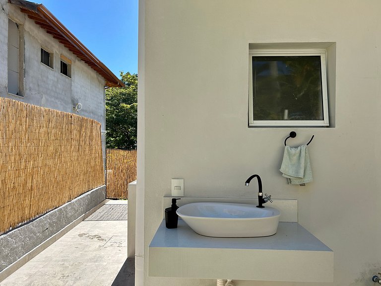 Casa moderna, condomínio pé na areia e piscina