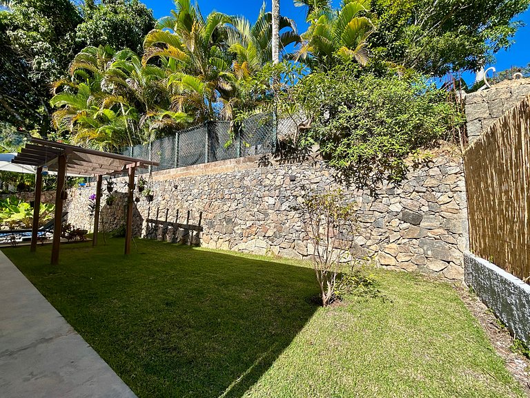 Casa moderna, condomínio pé na areia e piscina