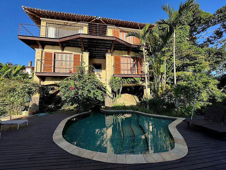 Casa em condomínio, piscina e espaço gourmet