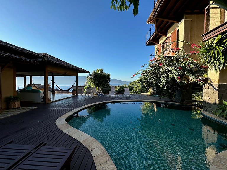 Casa em condomínio, piscina e espaço gourmet