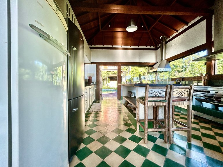 Casa em condomínio, piscina e espaço gourmet