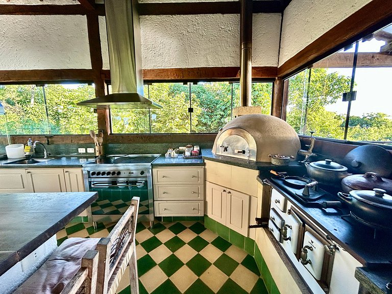 Casa em condomínio, piscina e espaço gourmet