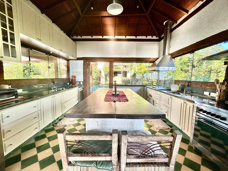 Casa em condomínio, piscina e espaço gourmet