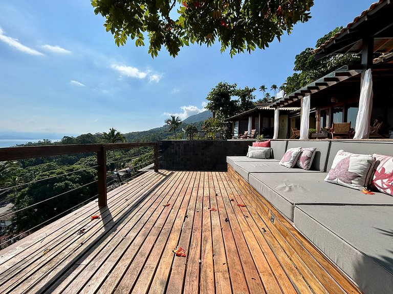Vista magnífica e piscina de borda infinita