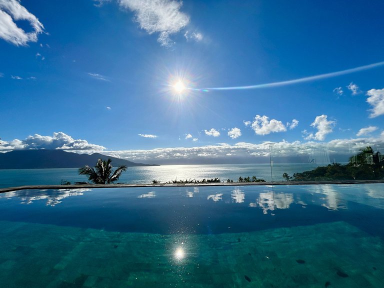 Vista magnífica e piscina de borda infinita