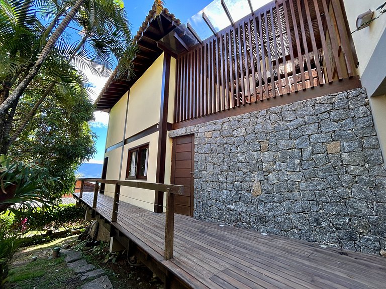 Vista magnífica e piscina de borda infinita