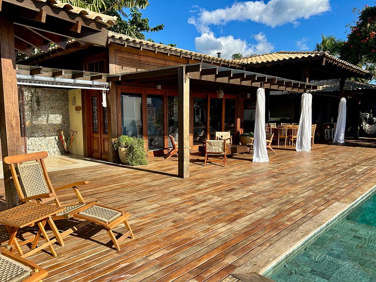 Vista magnífica e piscina de borda infinita