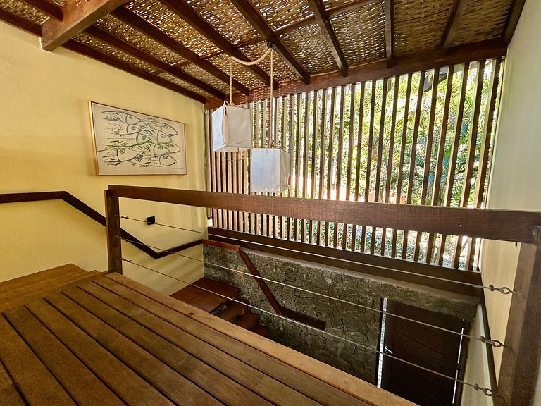 Vista magnífica e piscina de borda infinita
