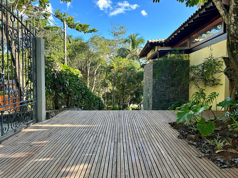 Vista magnífica e piscina de borda infinita