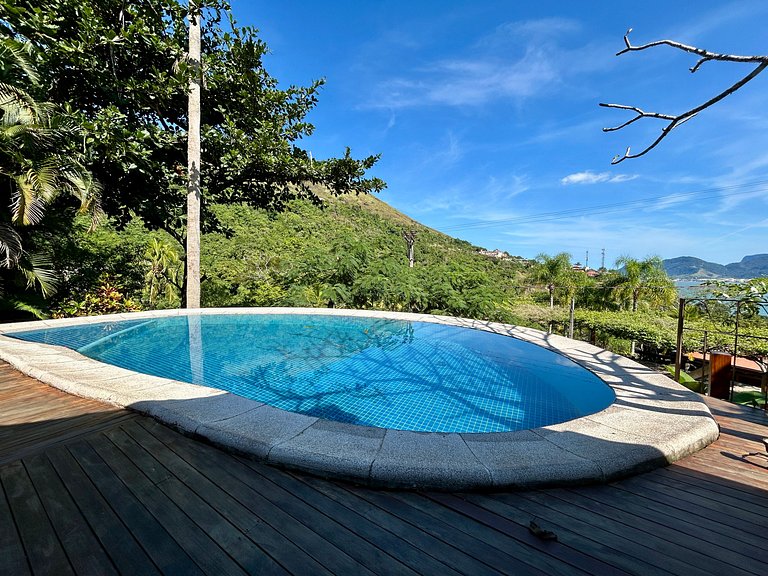 Piscina aquecida, vista mar, poucos metros da Vila