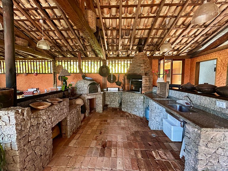 Casa em condomínio pé na areia, com área gourmet