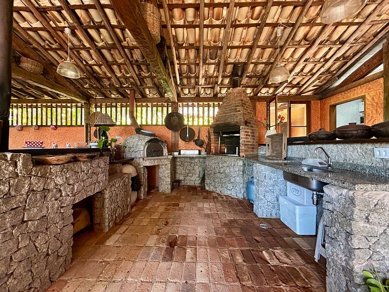 Casa em condomínio pé na areia, com área gourmet