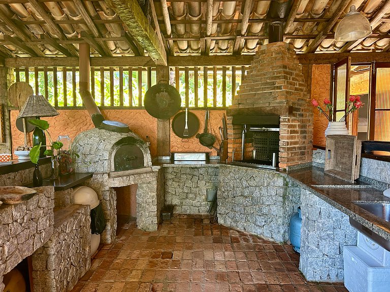 Casa em condomínio pé na areia, com área gourmet