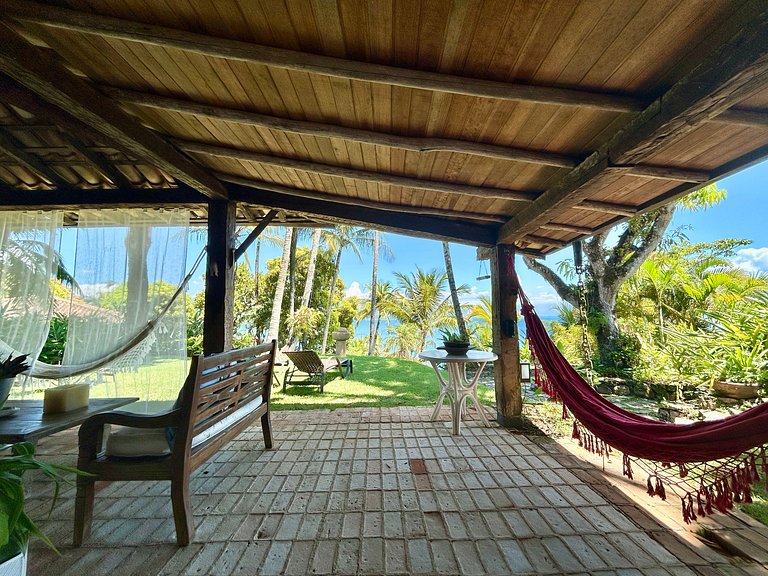 Casa em condomínio pé na areia, com área gourmet