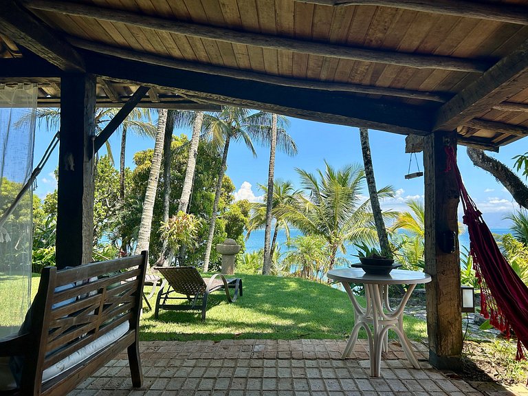 Casa em condomínio pé na areia, com área gourmet