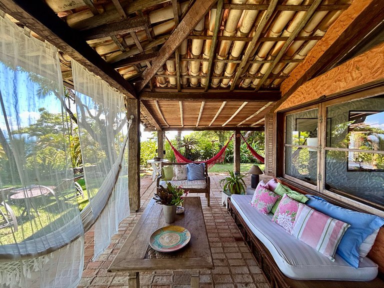Casa em condomínio pé na areia, com área gourmet
