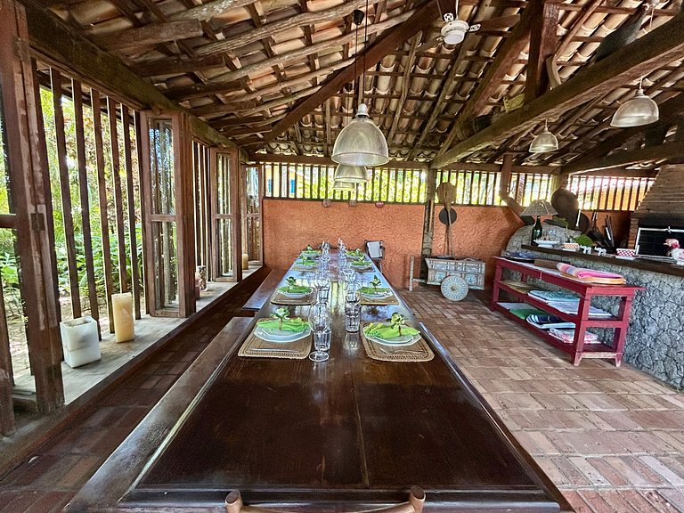 Casa em condomínio pé na areia, com área gourmet