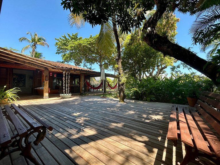Casa em condomínio pé na areia, com área gourmet