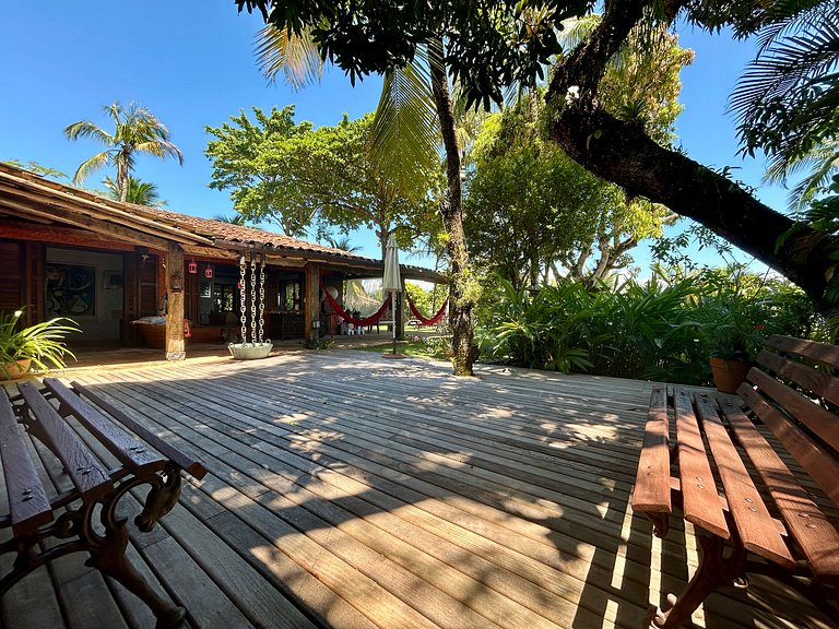 Casa em condomínio pé na areia, com área gourmet