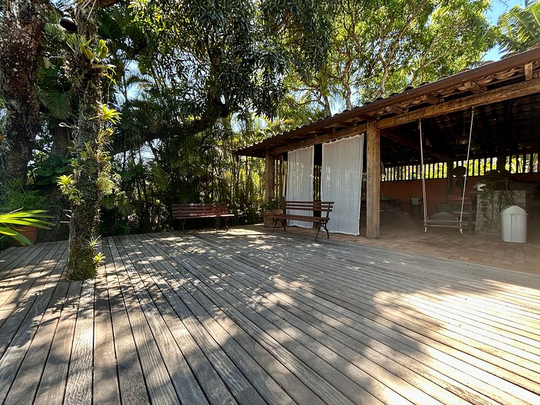 Casa em condomínio pé na areia, com área gourmet